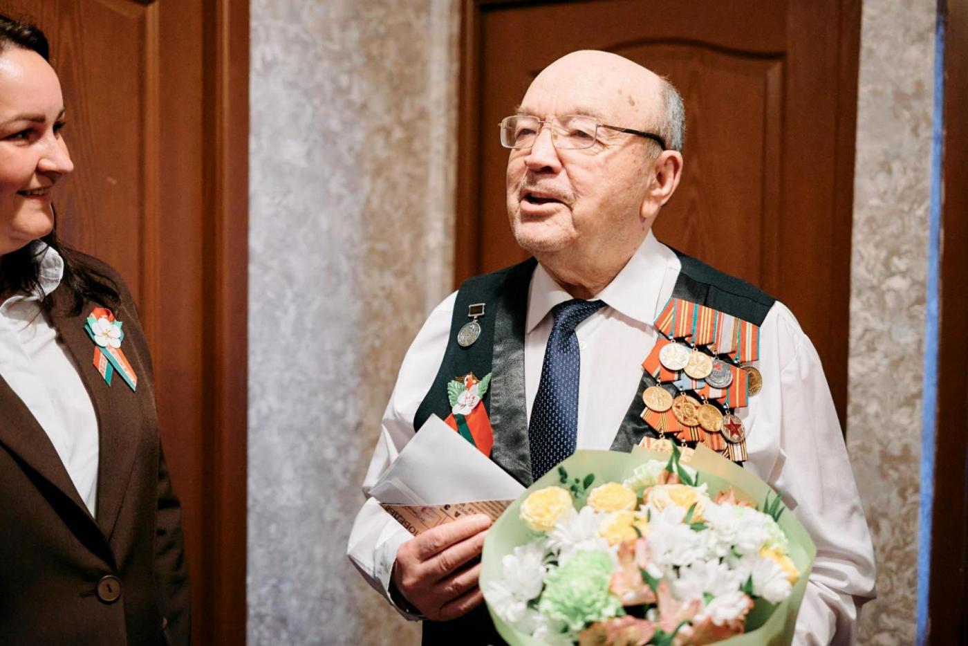 Представители БНТУ поздравили бывших узников концлагерей с наступающим Днем Победы